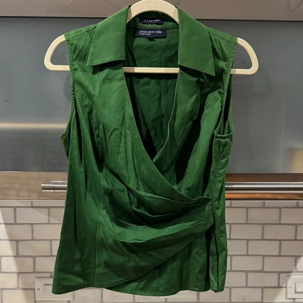 Jones New York Signature Green Sleeveless Wrap Blouse size S - Picture 2 of 4